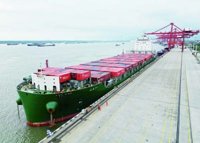 南京港成功靠泊最大內(nèi)貿(mào)集裝箱船 "江遠(yuǎn)集2"輪，為客戶帶來全新物流體驗(yàn)