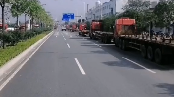 海運(yùn)價(jià)格連跌23周，大量空箱堆積港口！集裝箱物流司機(jī)提前回老家過(guò)年