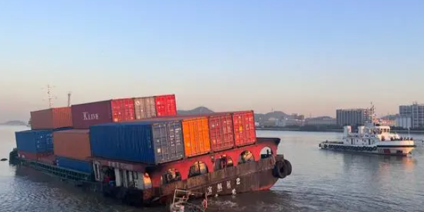 一艘集裝箱內(nèi)貿(mào)駁船進(jìn)水險(xiǎn)沉沒(méi)！